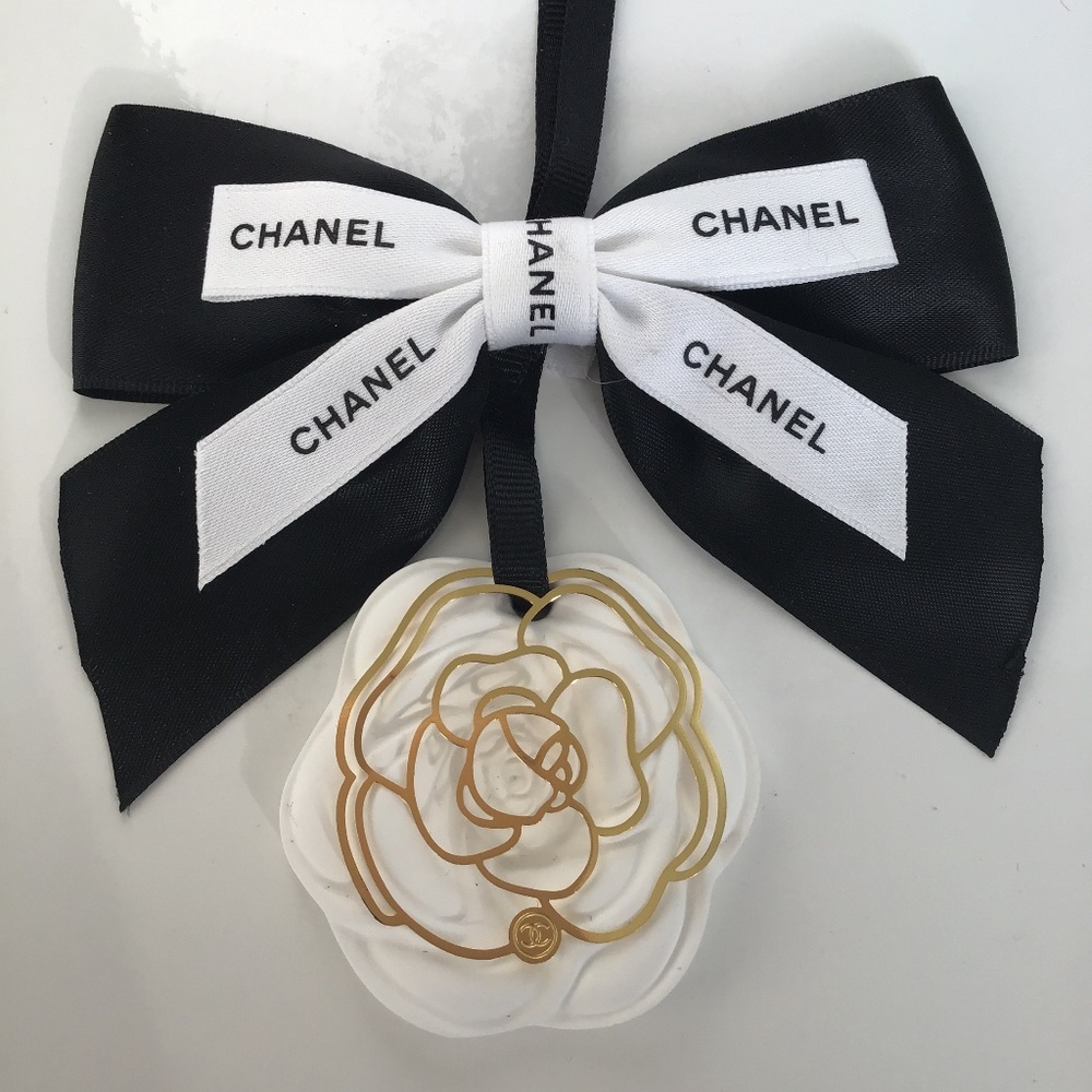 CHANEL black/white home/car diffuser + Chanel black/white shopping bag - Picture 4 of 8